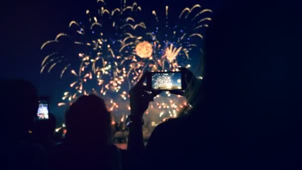 Emberek lőnek tűzijáték-val-uk telefon. Tűzijáték lövés smartphone. — Stock videók