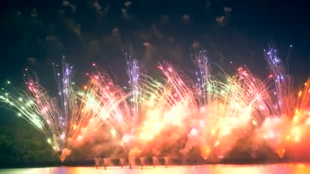 Spettacolo di illuminazione con fuochi d'artificio si svolge in una fontana — Video Stock