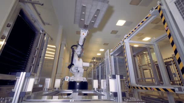 Σύγχρονη ρομπότ που εργάζονται στο εργοστάσιο. — Αρχείο Βίντεο