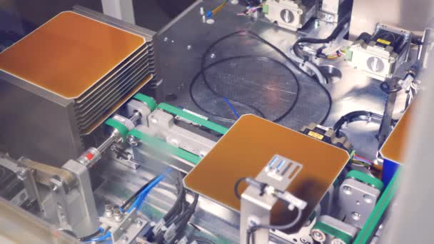 近代的な生産工場で太陽電池の要素。自動化生産ライン. — ストック動画