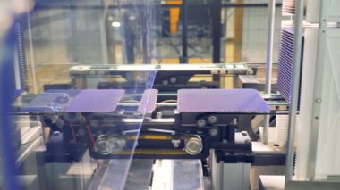 Otomatik makine elektronik bileşenleri üretir. 4k