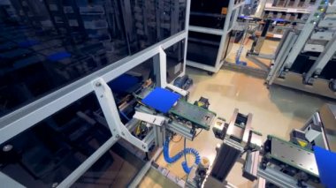 Güneş panelleri üreten fabrika, atölye.