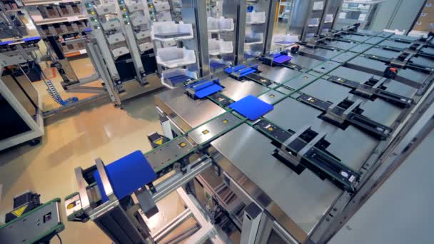 Geautomatiseerde fabriek van high-tech apparatuur productie van computeronderdelen. — Stockvideo