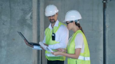 İnşaat alanı boyunca yürüyüş ve konuşma iki mühendis