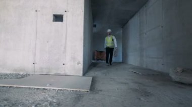 Proje sitesi, onun elinde bir düzen ile erkek bir uzman tarafından görülmektedir