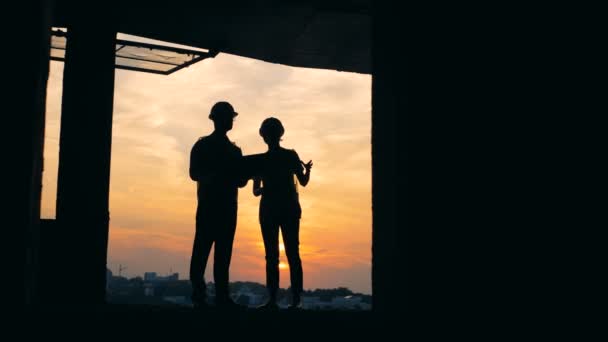 Une Ouverture Dans Bâtiment Avec Deux Ingénieurs Debout Coucher Soleil — Video