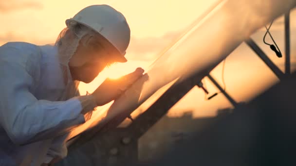 Especialista Masculino Está Limpando Superfície Vítrea Módulo Solar Pôr Sol — Vídeo de Stock