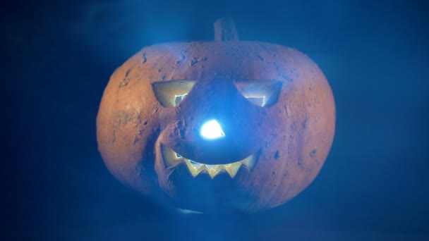 Nubes de niebla se están extendiendo a lo largo de un jack-o-linterna de Halloween — Vídeo de stock