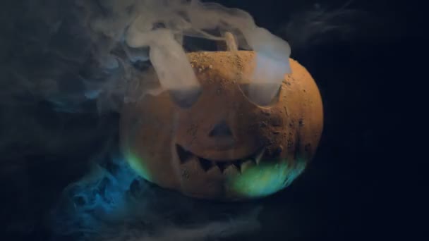 Terrifying pumpkin with smoke, close up. — Stock Video