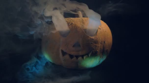 Calabaza aterradora con humo, de cerca . — Vídeos de Stock