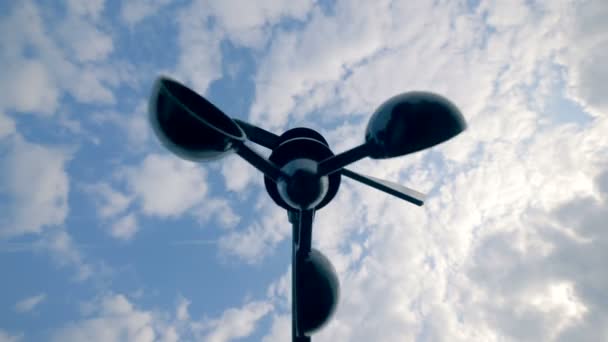 Ветряная турбина медленно вращается на открытом воздухе — стоковое видео