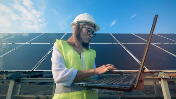 Ingeniera Femenina Escribe Portátil Mientras Está Pie Cerca Paneles Solares — Vídeo de stock