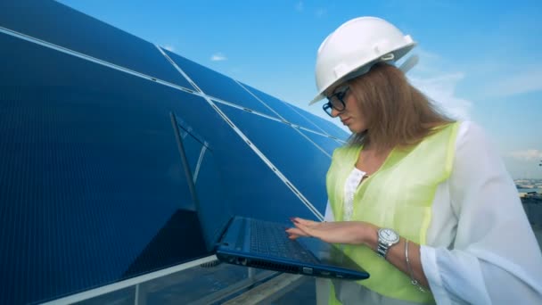 Solar inżynier pracy w pobliżu panele, z bliska. — Wideo stockowe