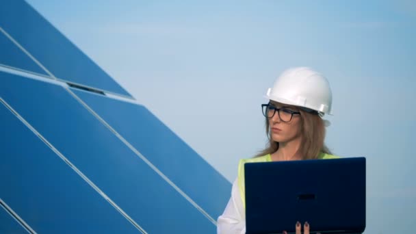 Un ingeniero revisando paneles solares en un techo. Concepto alternativo de energía verde . — Vídeos de Stock