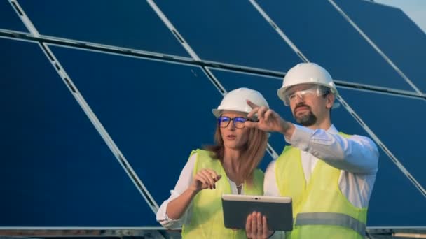 Close-up van ingenieurs die werkzaam zijn op een dak met een tablet,. — Stockvideo