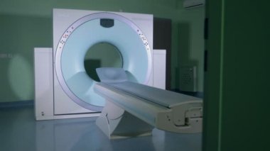 Bos bir odada manyetik tarayıcı yakın çekim.