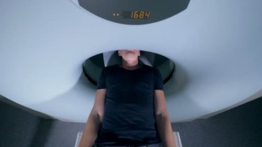 Erkekte tomografik bir tarayıcı, üstten görünüm.