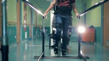 Kurtarma terapi bir klinikte. Hasta bacaklar, taşımayı özel protez giydiği dener.