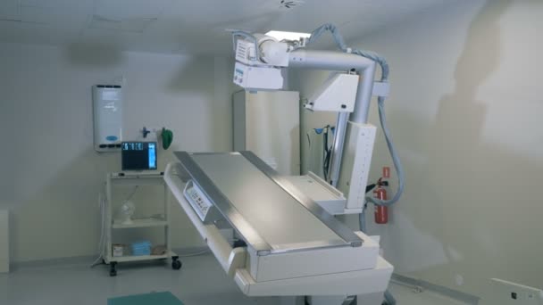 Scanning x-ray equipment works in an empty ward, close up. — Stock Video