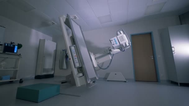 Nieuwste medische röntgentechnologie. CT-scanner. Radiologie apparatuur. — Stockvideo