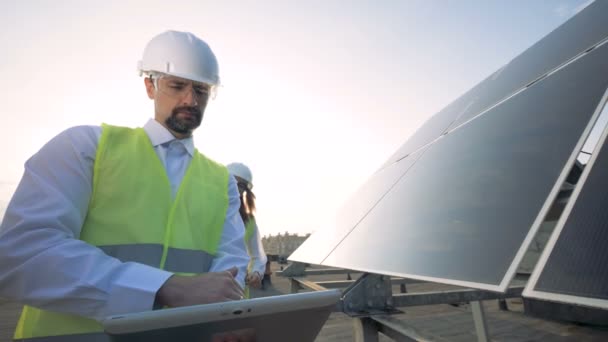 Ingenieure, die mit digitalen Geräten arbeiten, hautnah. — Stockvideo