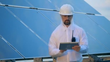 Onun tablet üzerinde tipik bir çatı üzerinde çalışma kişi standları.