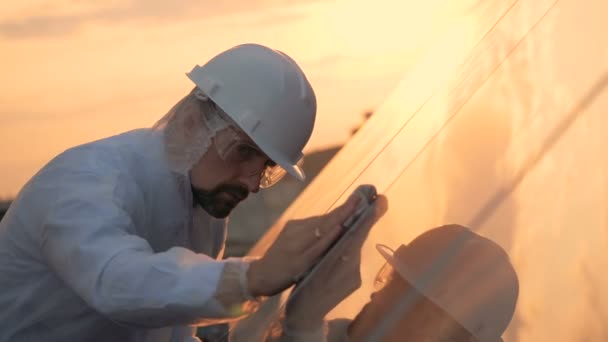 Engineering werknemer reinigt zonnepanelen. Moderne innovatieve industrie concept. — Stockvideo