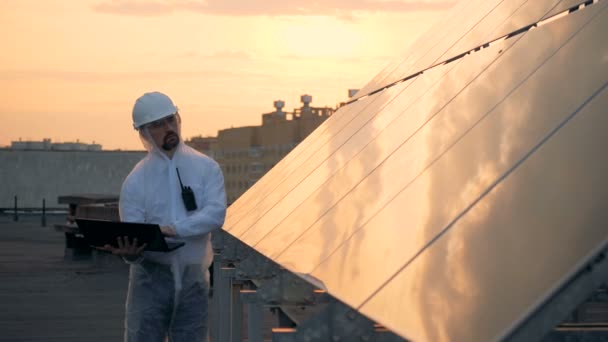 Mann mit Laptop checkt Sonnenbatterien. modernes innovatives Branchenkonzept. — Stockvideo