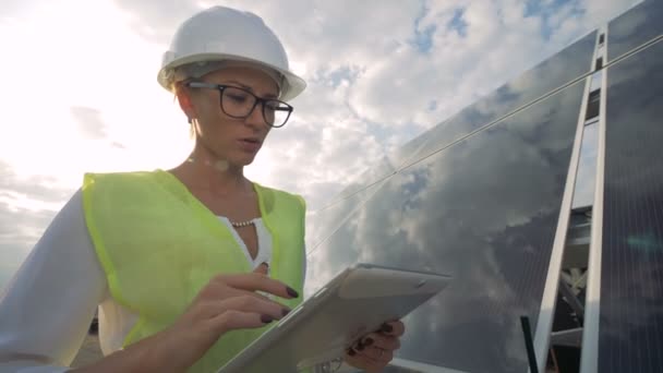 女性エンジニアは、屋根の上の太陽電池をチェックします。現代の革新的な産業のコンセプト. — ストック動画