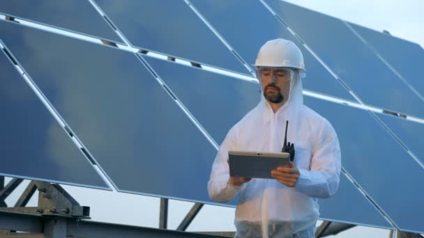 Tipos de trabajador en una tableta, de pie en un techo, de cerca . — Vídeo de stock