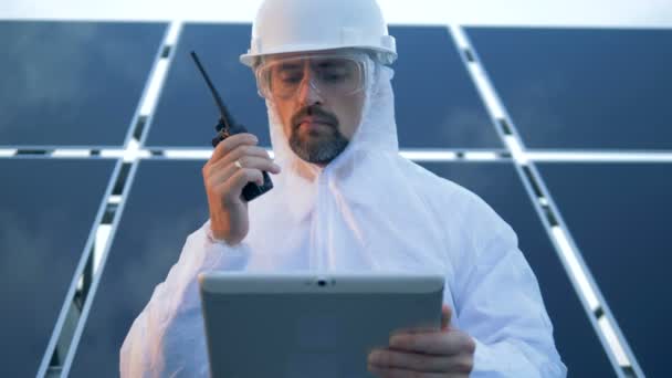 Mérnök, használ egy walkie talkie a tetőn, közelről. — Stock videók