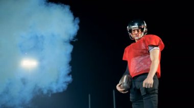 Adam sahanın bir alanda, alttan görünüm.