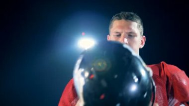 Amerikan futbolu oyuncu koyar koruyucu kask, yakın çekim.