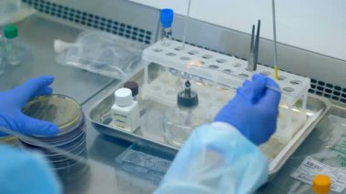 Kişi bir laboratuvarda bir tabloda özel ekipman ile çalışır. Doping testi kavramı.