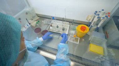 Bir kişi bir sopa bir laboratuvarda bir ölçek üzerinde Isıtma. Doping testi kavramı.