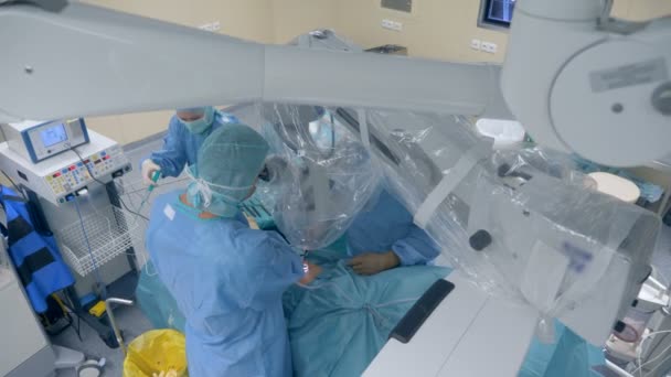 Οι γιατροί εκτελούν μια χειρουργική επέμβαση μέσω ιατρικού ρομπότ. Έννοια της καινοτόμου ιατρικής. — Αρχείο Βίντεο