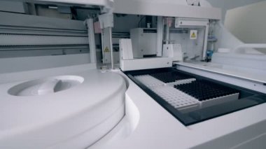 Tıbbi cihaz çalışır. Beyaz bir makine bir klinik laboratuvarda çalışır.
