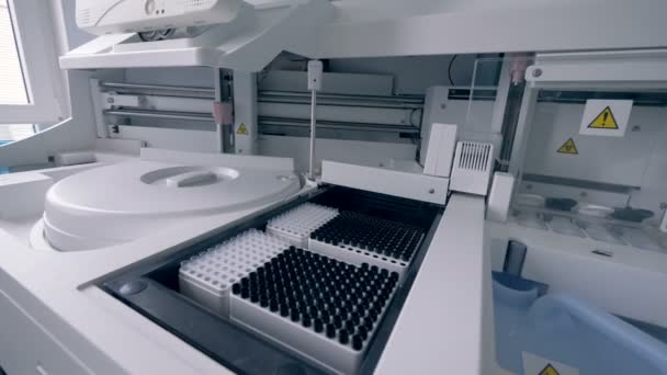 Automated machine working in a laboratory room, analyzing. — Stock Video