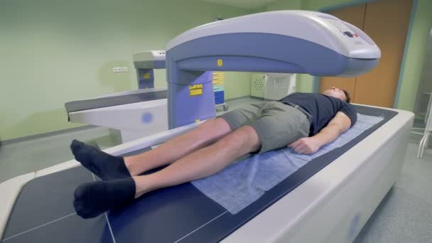 Machine scannen van een patiënt, close-up. — Stockvideo