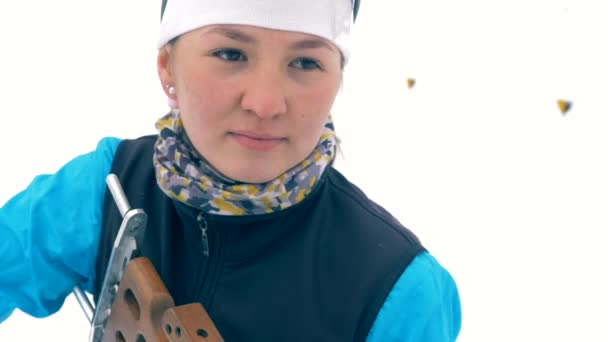 Sportlerin legt Gewehr in Nahaufnahme auf den Rücken. — Stockvideo