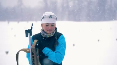 Bir kayakçı bir tüfek ateş, yakın çekim için alır.