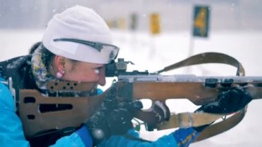 Bir Biatlon atlet çekim, yan görünüm.