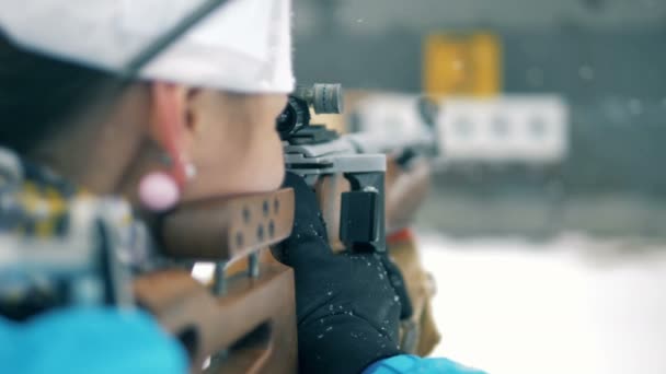 Atleta femenina apuntando con rifle, de cerca . — Vídeo de stock