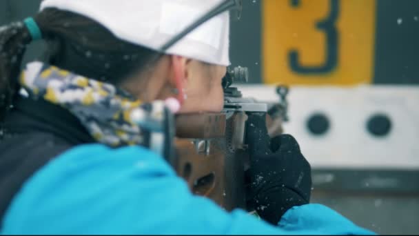 Biatlon atleet schiet met een geweer, staand verre van doel. 4k — Stockvideo