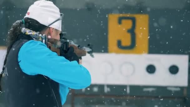 Een professionele biathlonist schiet op de doelen en nog steeds wordt uitgevoerd op een track. — Stockvideo
