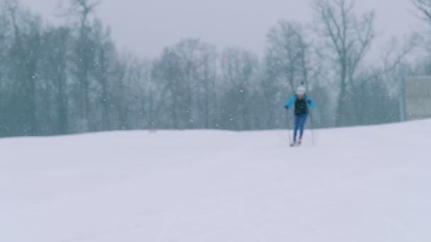 En idrottsman skies på ett spår, närbild. — Stockvideo