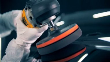 Bir kişi bir araba servisi, Özel parlatma donanımları kullanarak çalışır. 4k