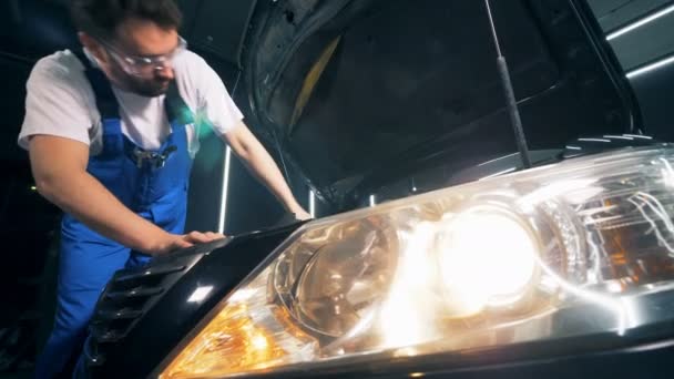 Repairman fixing a car. Car service concept. — Stock Video