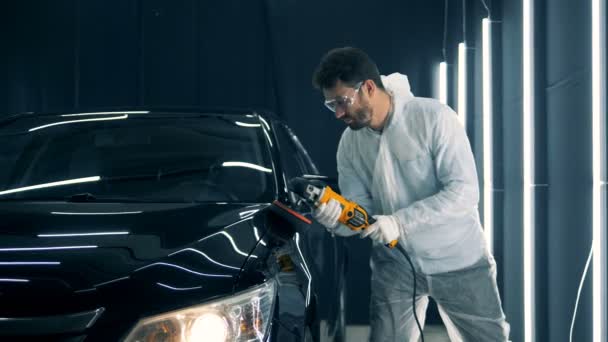 Male mechanic buffing a car, close up. — Stock Video