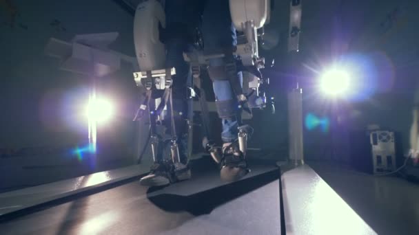 Máquina de simulação a pé durante o processo de treinamento de pernas de pessoas. Sistema cibernético robótico RV inovador . — Vídeo de Stock